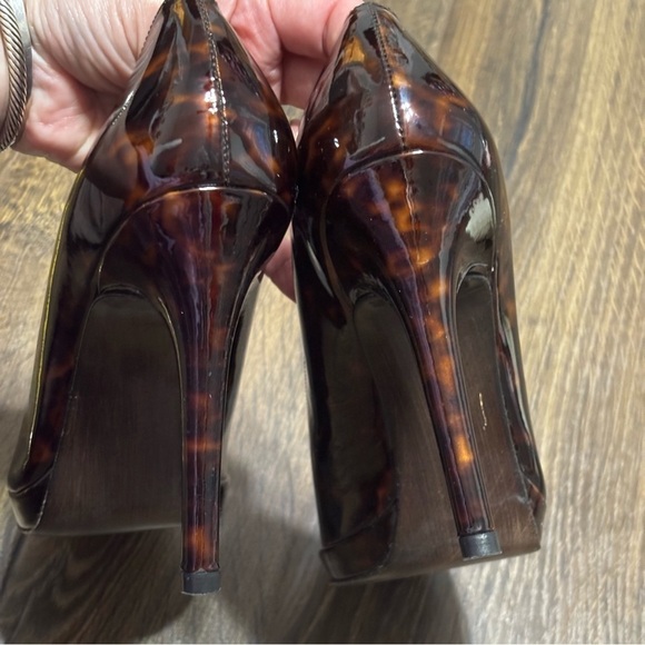Stuart Weitzman tortoise shell patten leather heels size 9.5 - Picture 3 of 10